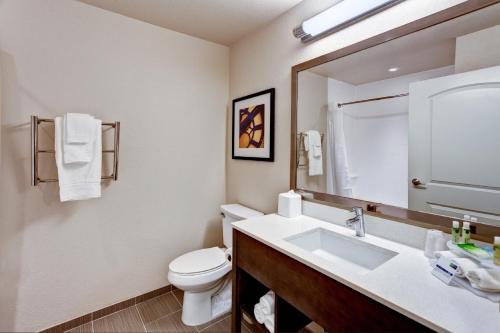 holiday inn express and suites manhattan by ihg