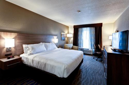 holiday inn express and suites manhattan by ihg