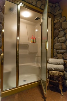 mariaggis theme suite hotel and spa