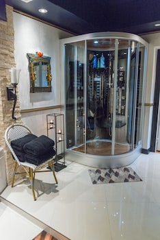 mariaggis theme suite hotel and spa