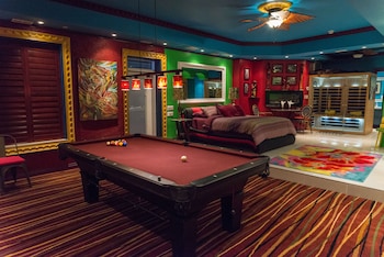 mariaggis theme suite hotel and spa