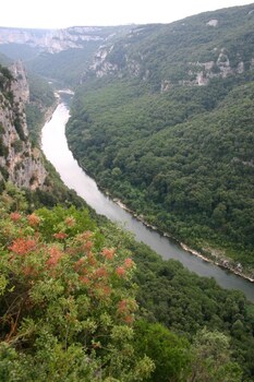Hotel Du Centre,Pierrelatte>>Les Tourrettes,2 star