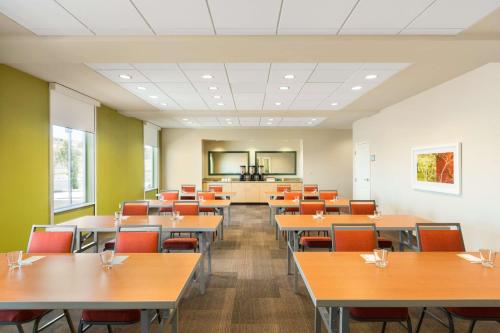 home2 suites by hilton farmington bloomfield