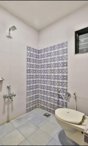 Hotel Shreenath,Nonemaninagar Railway Station Road, Near Old Railway Crossing, Maninagar, Ahmedabad,2 star