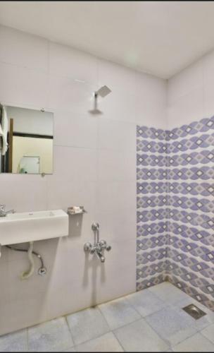 Hotel Shreenath,Nonemaninagar Railway Station Road, Near Old Railway Crossing, Maninagar, Ahmedabad,2 star
