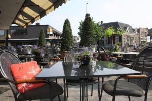 Hotel Restaurant De Zwaan,Near Church Of The Exaltation Of The Holy Cross,4 star