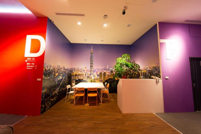 sleepbox hotel ximen