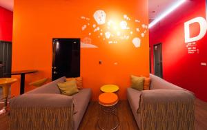 sleepbox hotel ximen