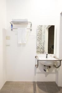 sleepbox hotel ximen