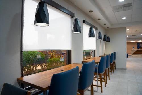 holiday inn express hotel and suites west chester by ihg