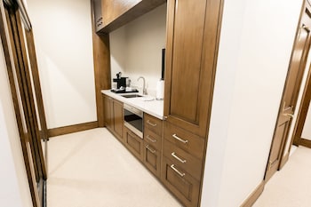 Main Lodge Luxury King Room With Hot Tub Hotel Room By Redawning,7700 Stein Way,4 star