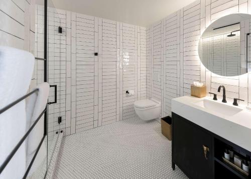 the wayfarer downtown la tapestry collection by hilton