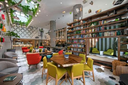 the wayfarer downtown la tapestry collection by hilton