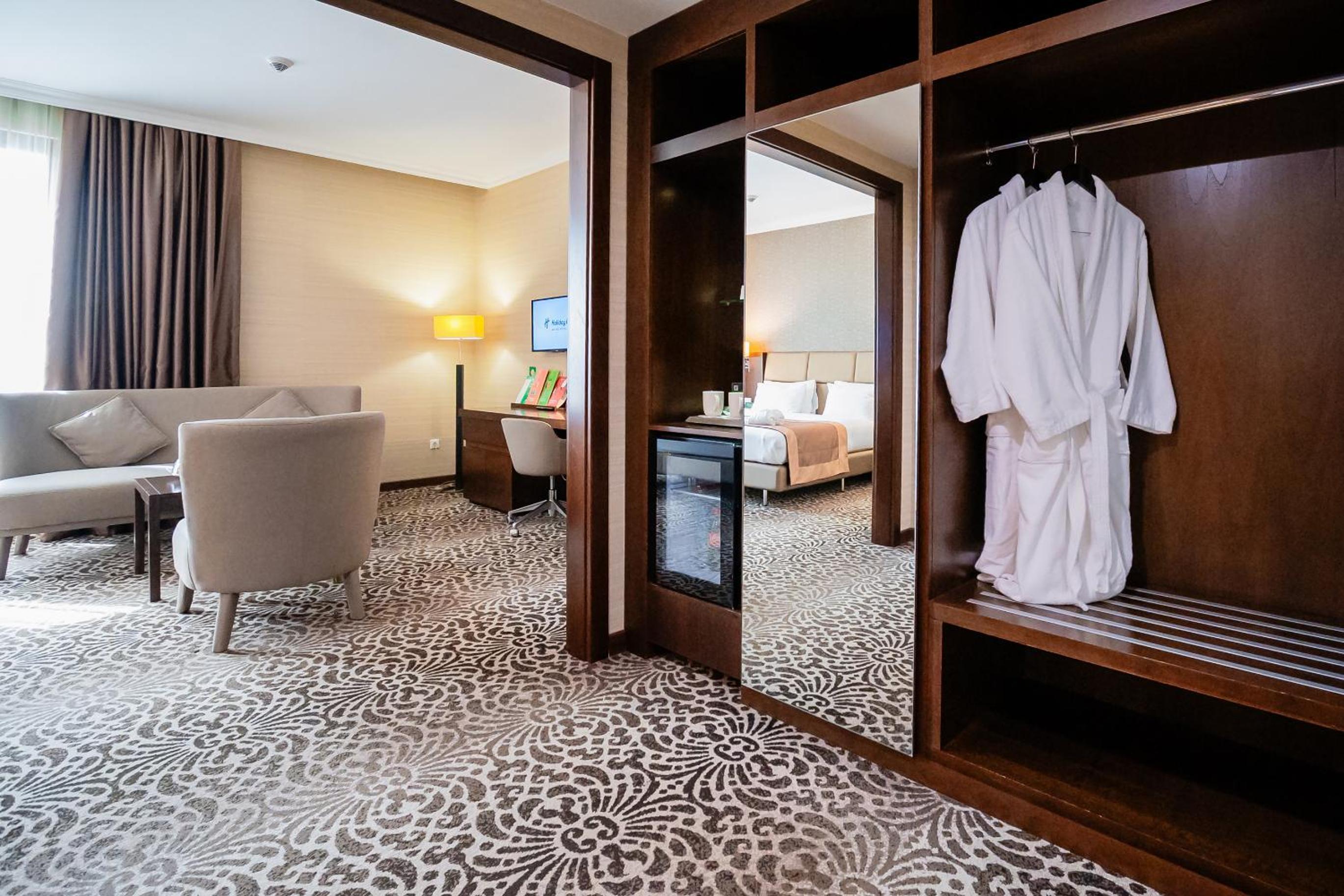 holiday inn aktau by ihg