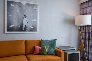 renaissance meadowlands hotel
