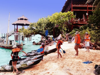 Breve Azurine Lagoon Retreat,Near Roudhotul Jannah Mosque,3 star