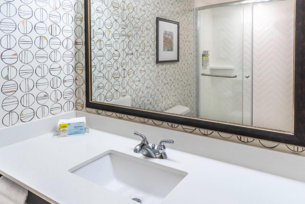 holiday inn hotel and suites milwaukee airport by ihg
