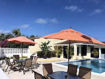 the colony club inn and suites