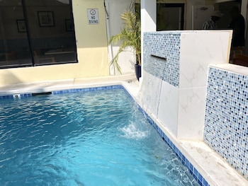 the colony club inn and suites