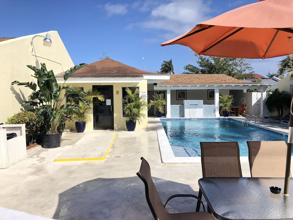 the colony club inn and suites