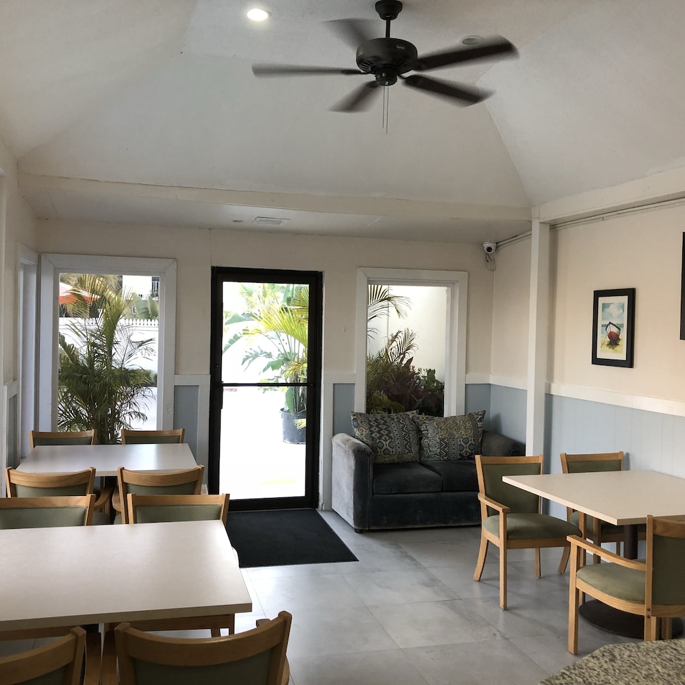 the colony club inn and suites