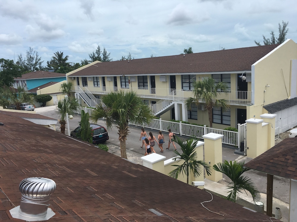 the colony club inn and suites