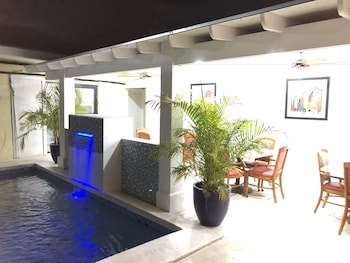 the colony club inn and suites