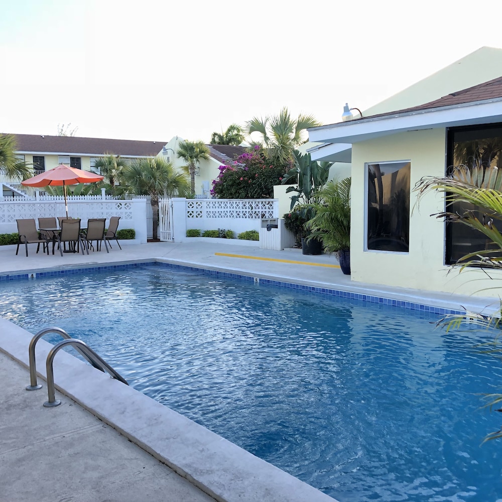 the colony club inn and suites