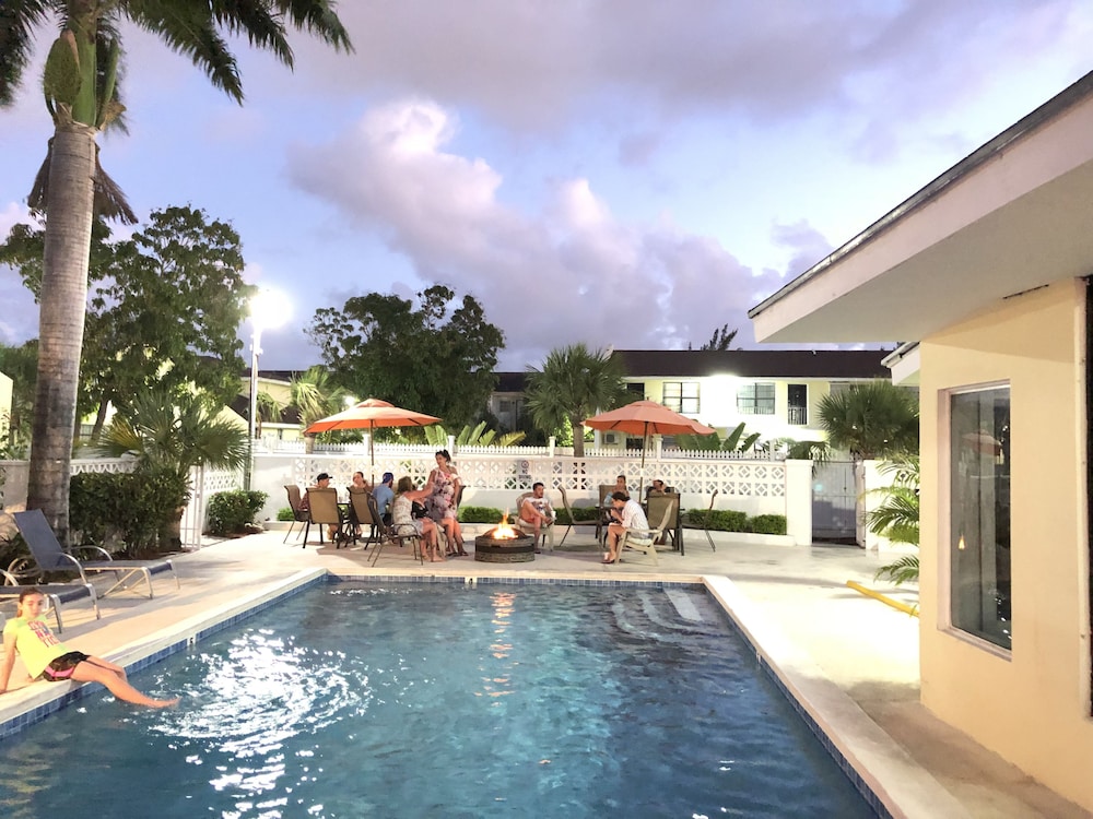 the colony club inn and suites