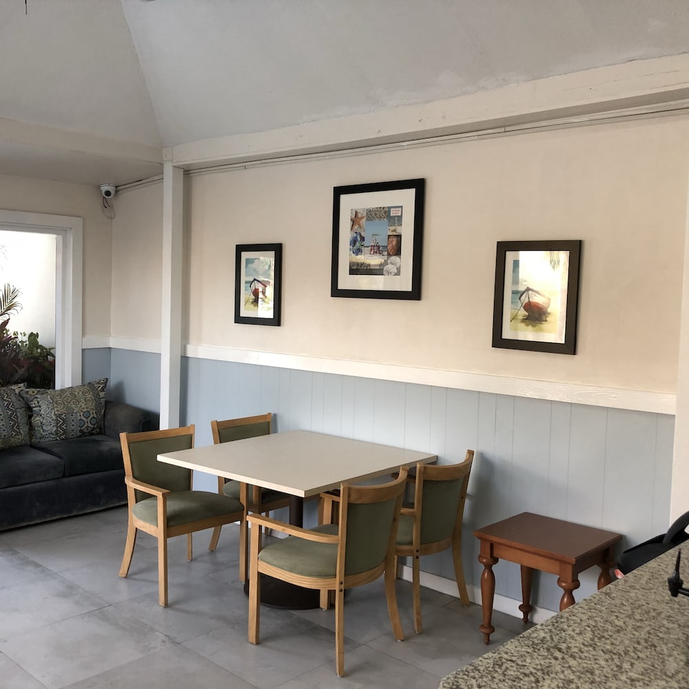 the colony club inn and suites