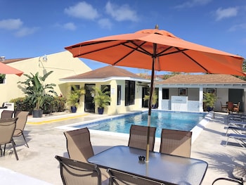 the colony club inn and suites