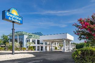 days inn and suites by wyndham savannah midtown