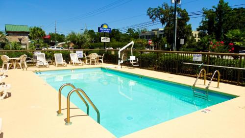 days inn and suites by wyndham savannah midtown
