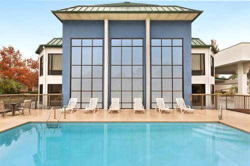 days inn and suites by wyndham savannah midtown