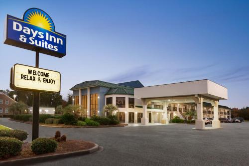 days inn and suites by wyndham savannah midtown