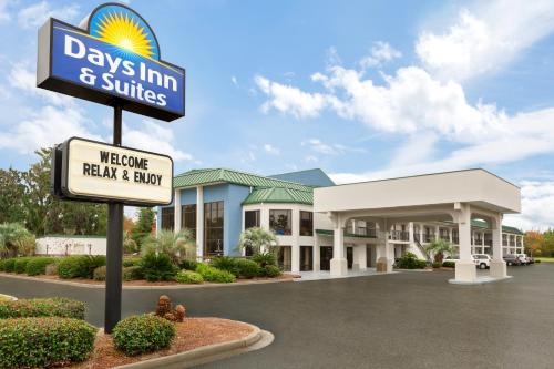 days inn and suites by wyndham savannah midtown