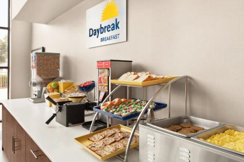 days inn and suites by wyndham savannah midtown