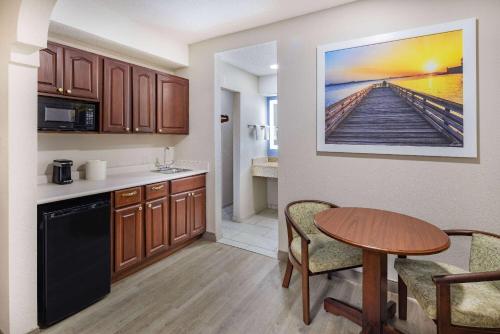 days inn and suites by wyndham savannah midtown