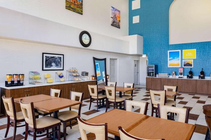 days inn and suites by wyndham savannah midtown