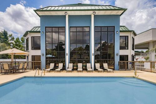 days inn and suites by wyndham savannah midtown