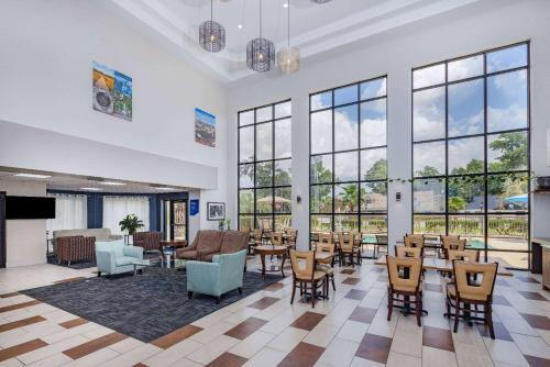 days inn and suites by wyndham savannah midtown