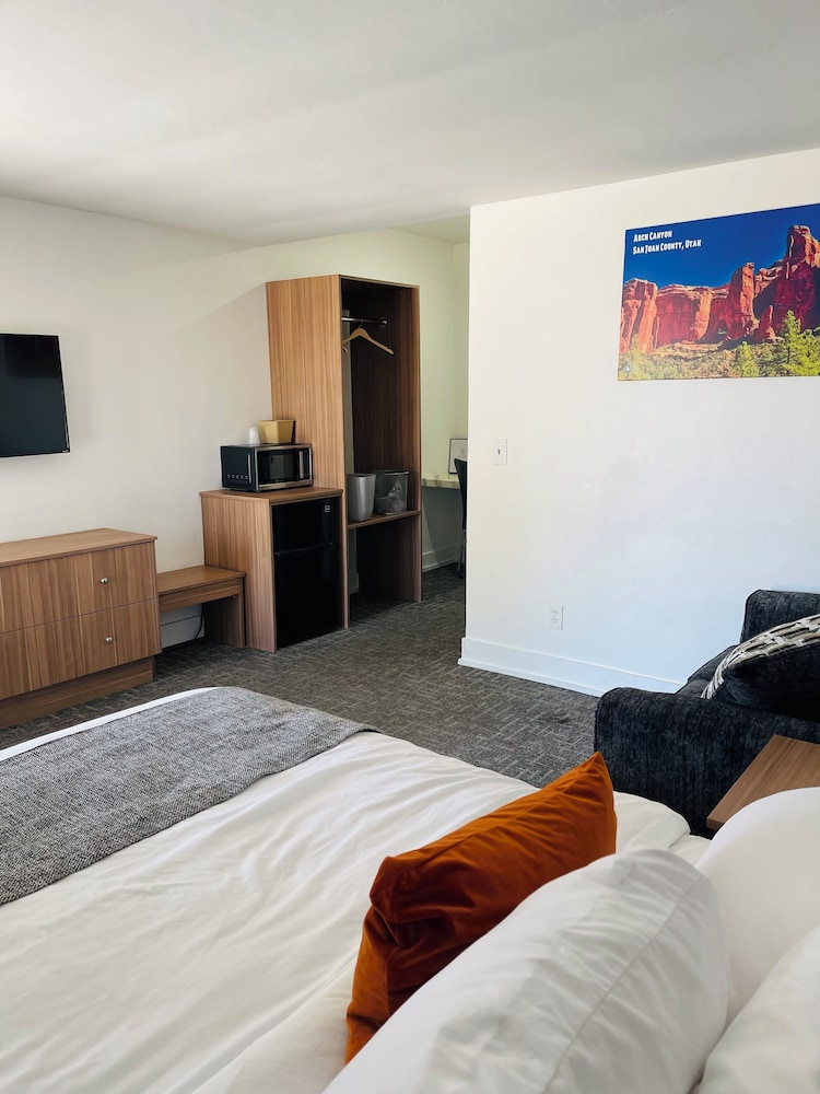 blue sage inn and suites