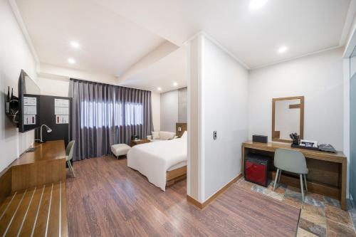 the 7 business hotel