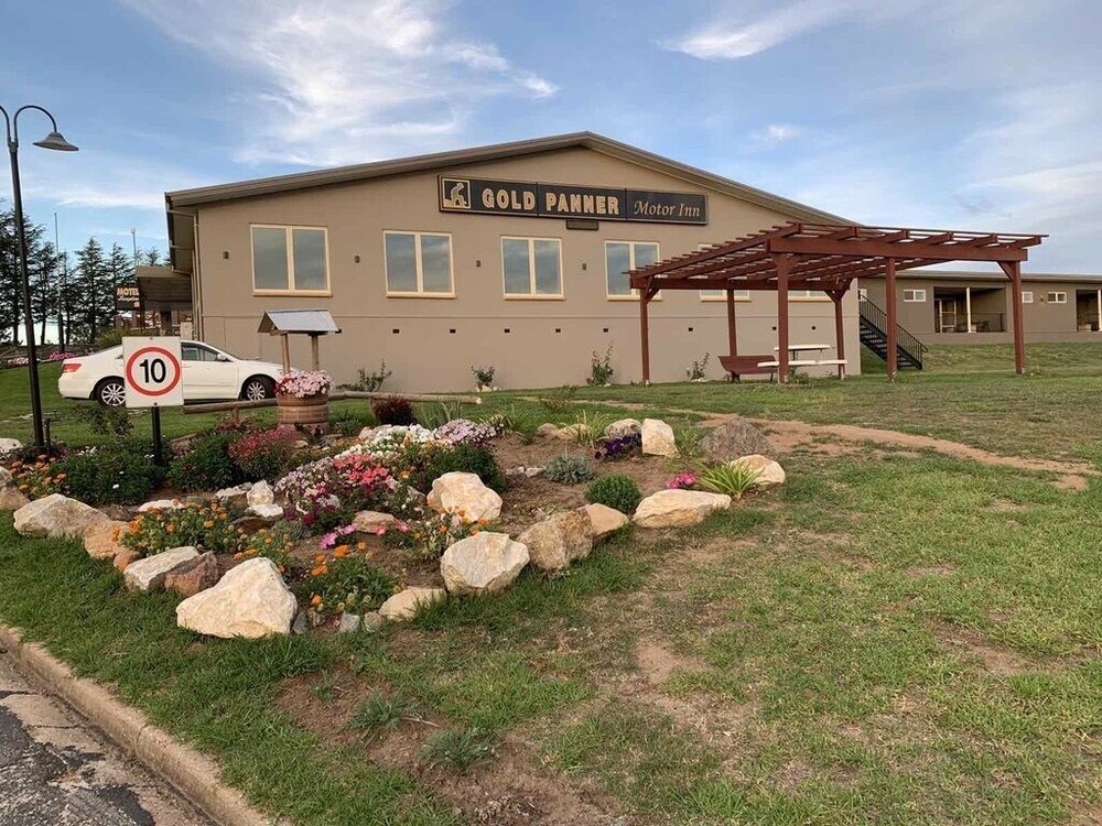 gold panner motor inn
