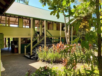 jackaroo treehouse mission beach hostel
