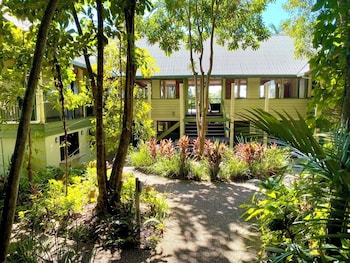 jackaroo treehouse mission beach hostel