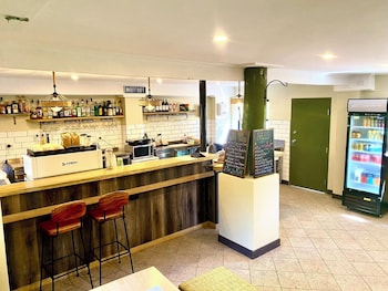 jackaroo treehouse mission beach hostel