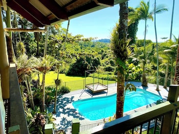 jackaroo treehouse mission beach hostel