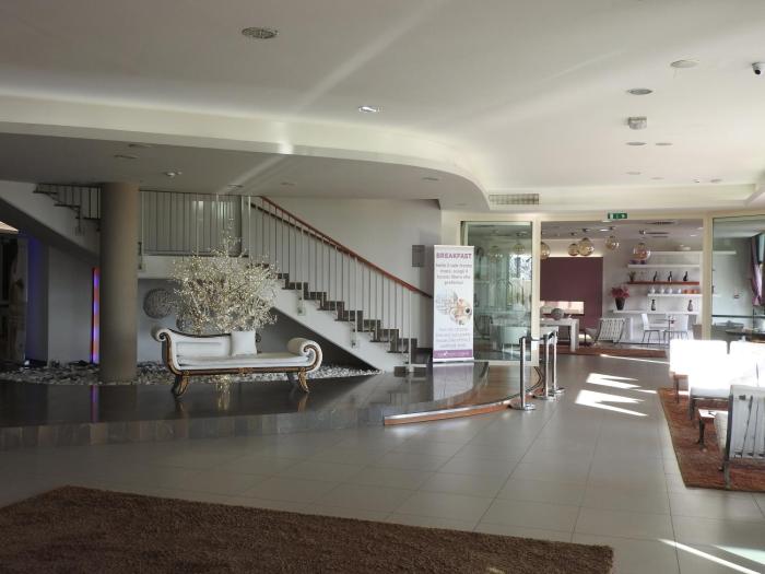 yes hotel touring