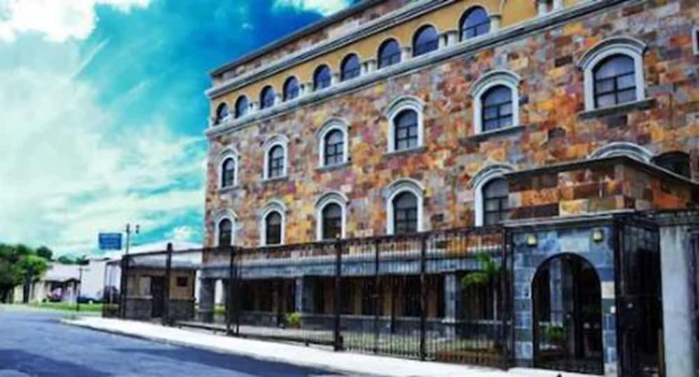 hotel plaza real suites and apartments